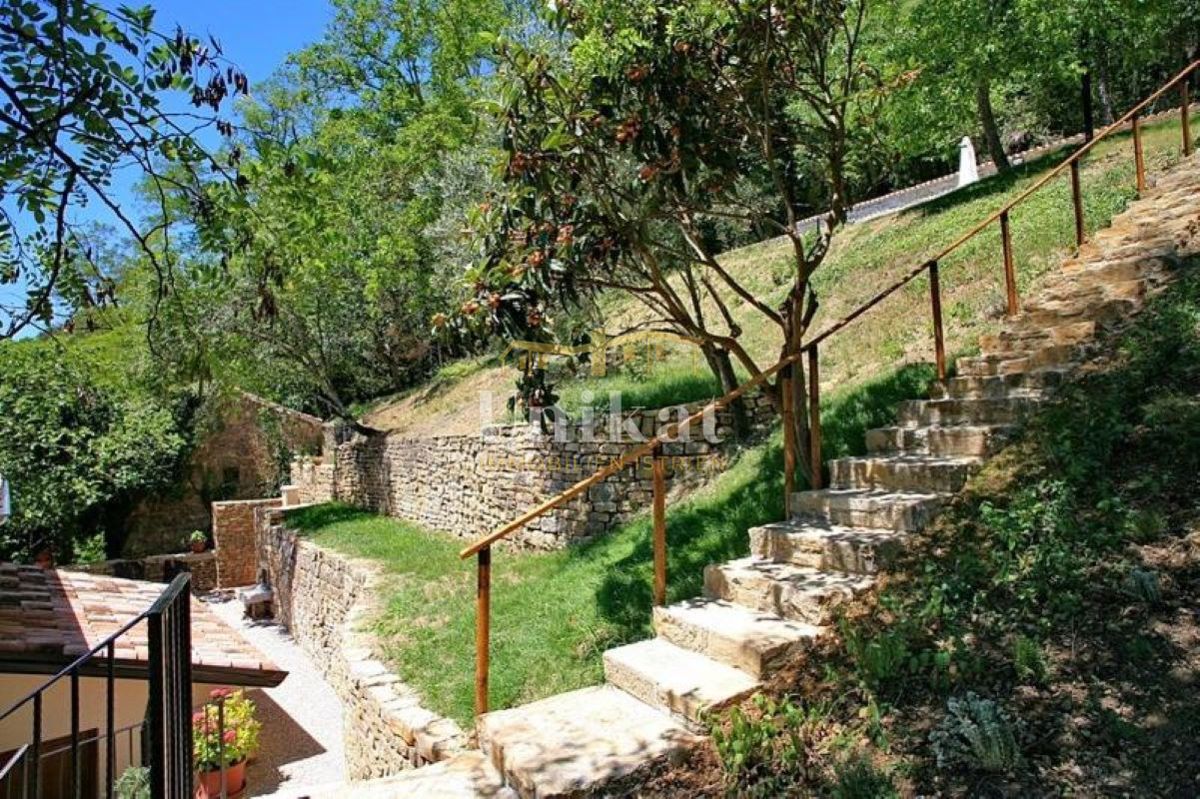 Casa in pietra ristrutturata con piscina e vista su Motovun